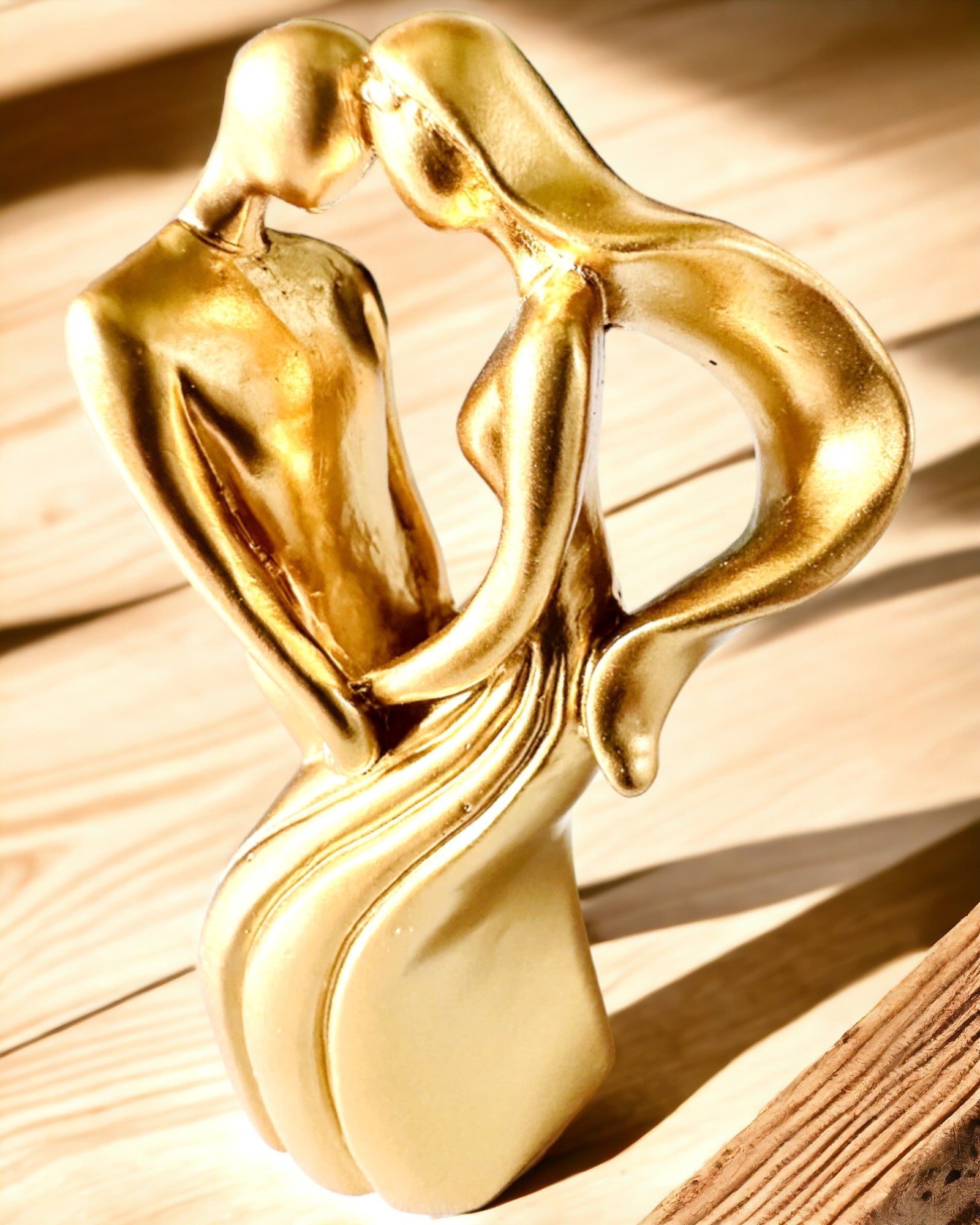 Escultura del Amor - "Pasión Eterna" - Pequeña Figura Decorativa de color dorado con Opción de Grabado