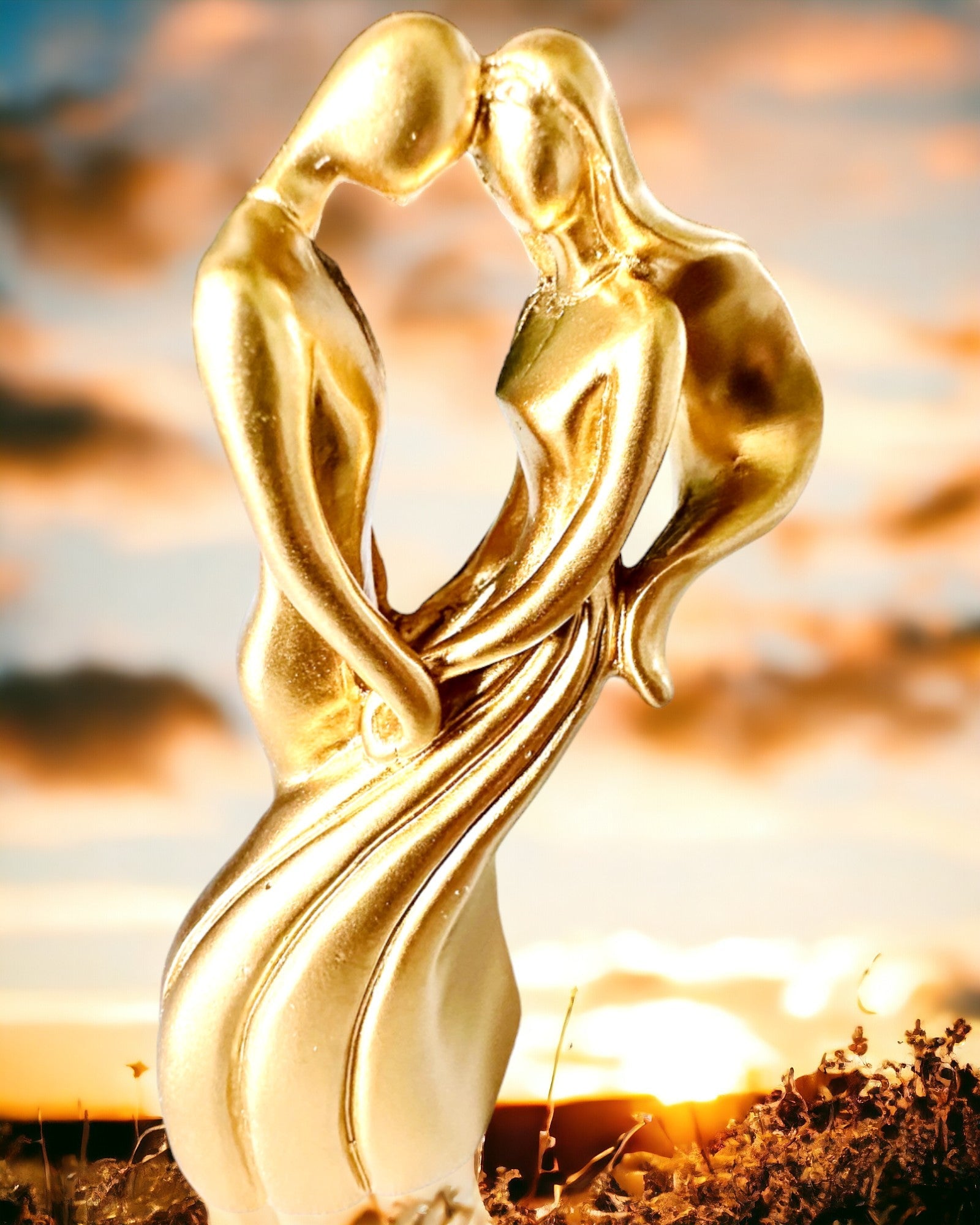 Escultura del Amor - "Pasión Eterna" - Pequeña Figura Decorativa de color dorado con Opción de Grabado