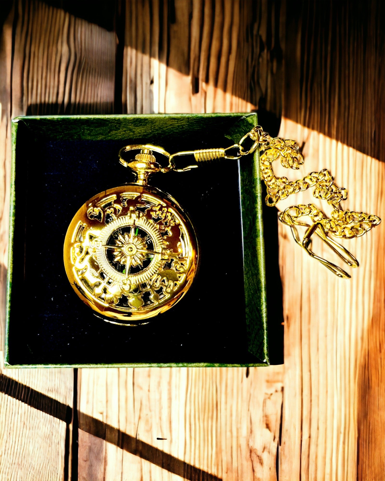 Brújula de Navegación de Estilo Vintage color dorado con Patrón Decorativo – Equipo para Aventuras de Montaña y Descubrimientos. Personalización con grabado.