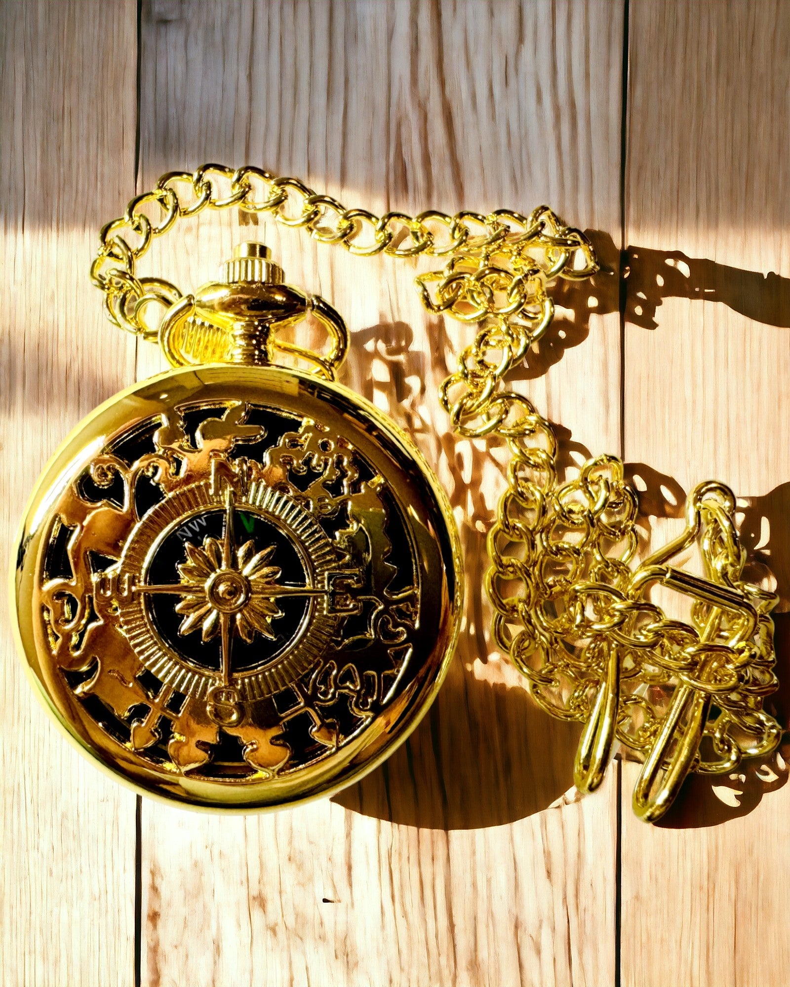 Brújula de Navegación de Estilo Vintage color dorado con Patrón Decorativo – Equipo para Aventuras de Montaña y Descubrimientos. Personalización con grabado.