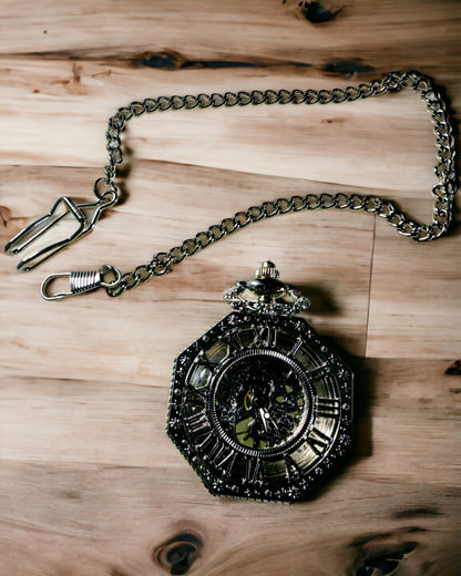 Reloj de bolsillo mecánico octogonal clásico en color plateado con esfera calada al estilo steampunk