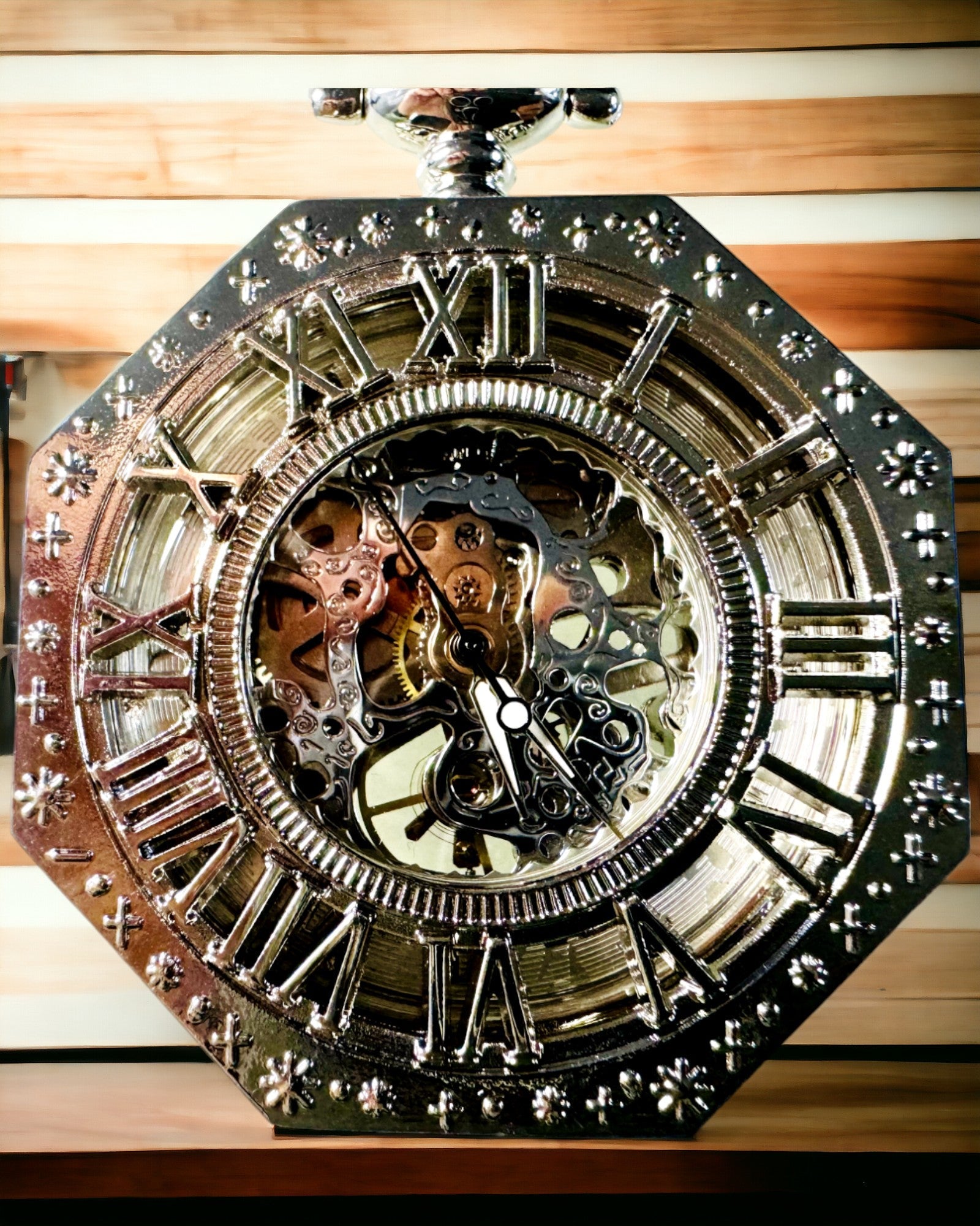 Reloj de bolsillo mecánico octogonal clásico en color plateado con esfera calada al estilo steampunk