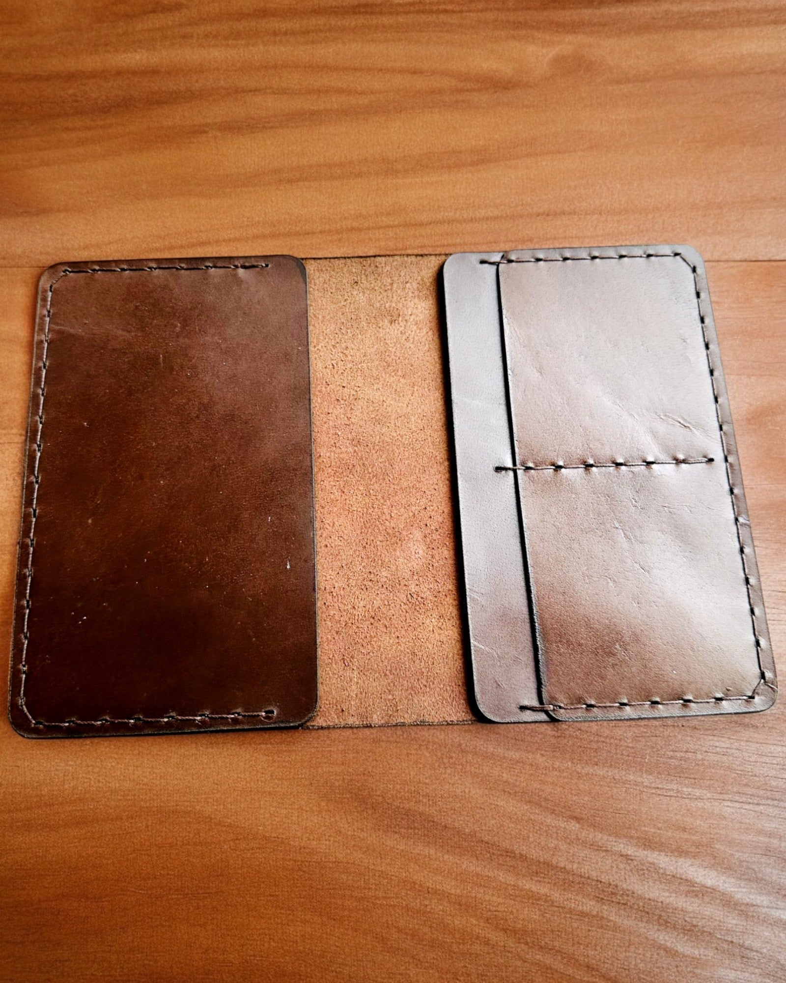 Estuche "Viajero" - Funda de Cuero para Pasaporte, personalización con grabado - 2 variantes de color