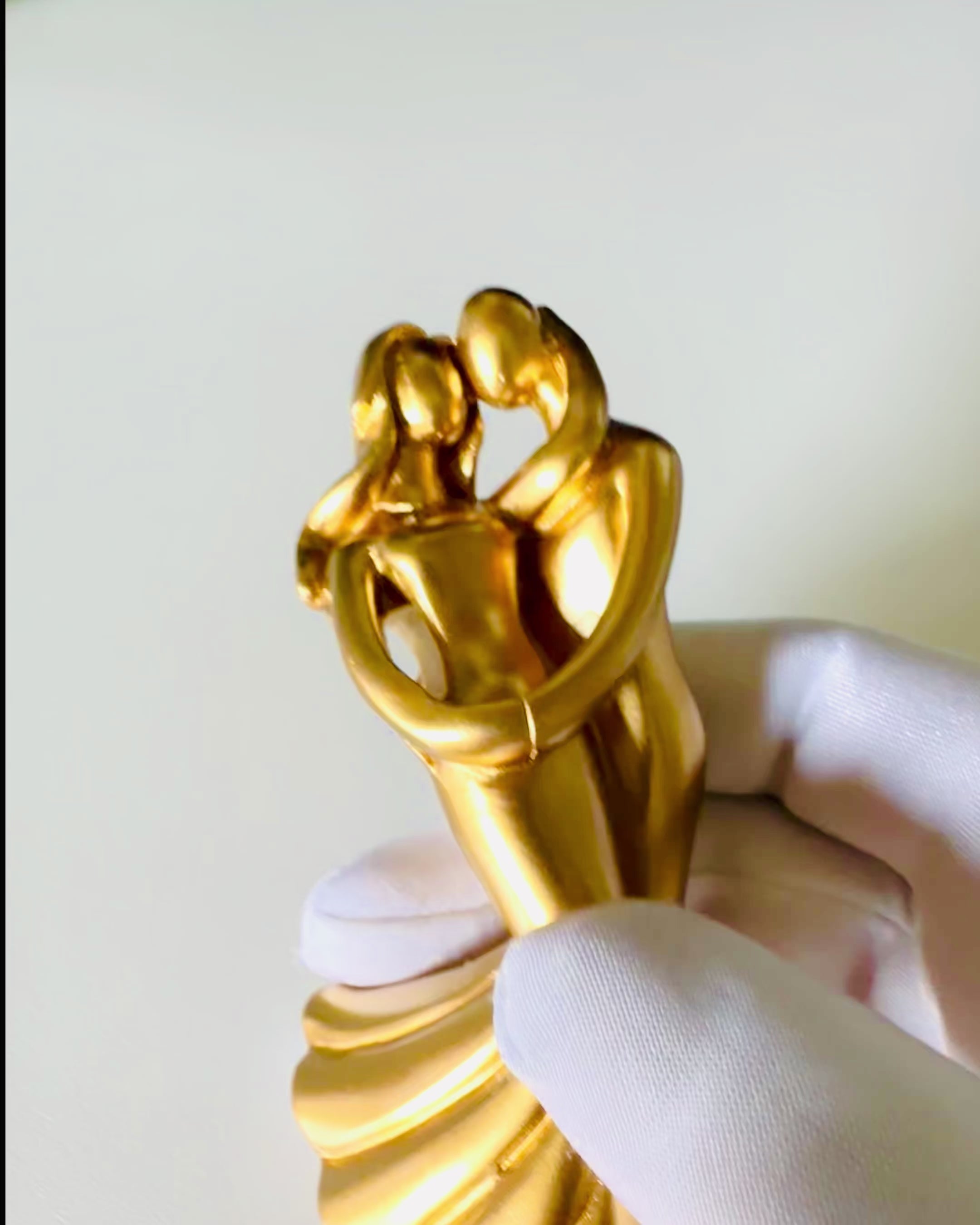 Baile de Amor Dorado - Pequeña Figura Decorativa con Opción de Grabado