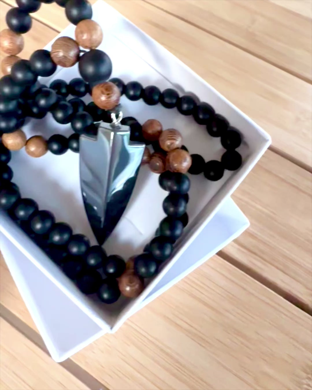 Flecha de Poder – Collar con Obsidiana Negra y Cuentas de Madera, personalización con grabado para regalo