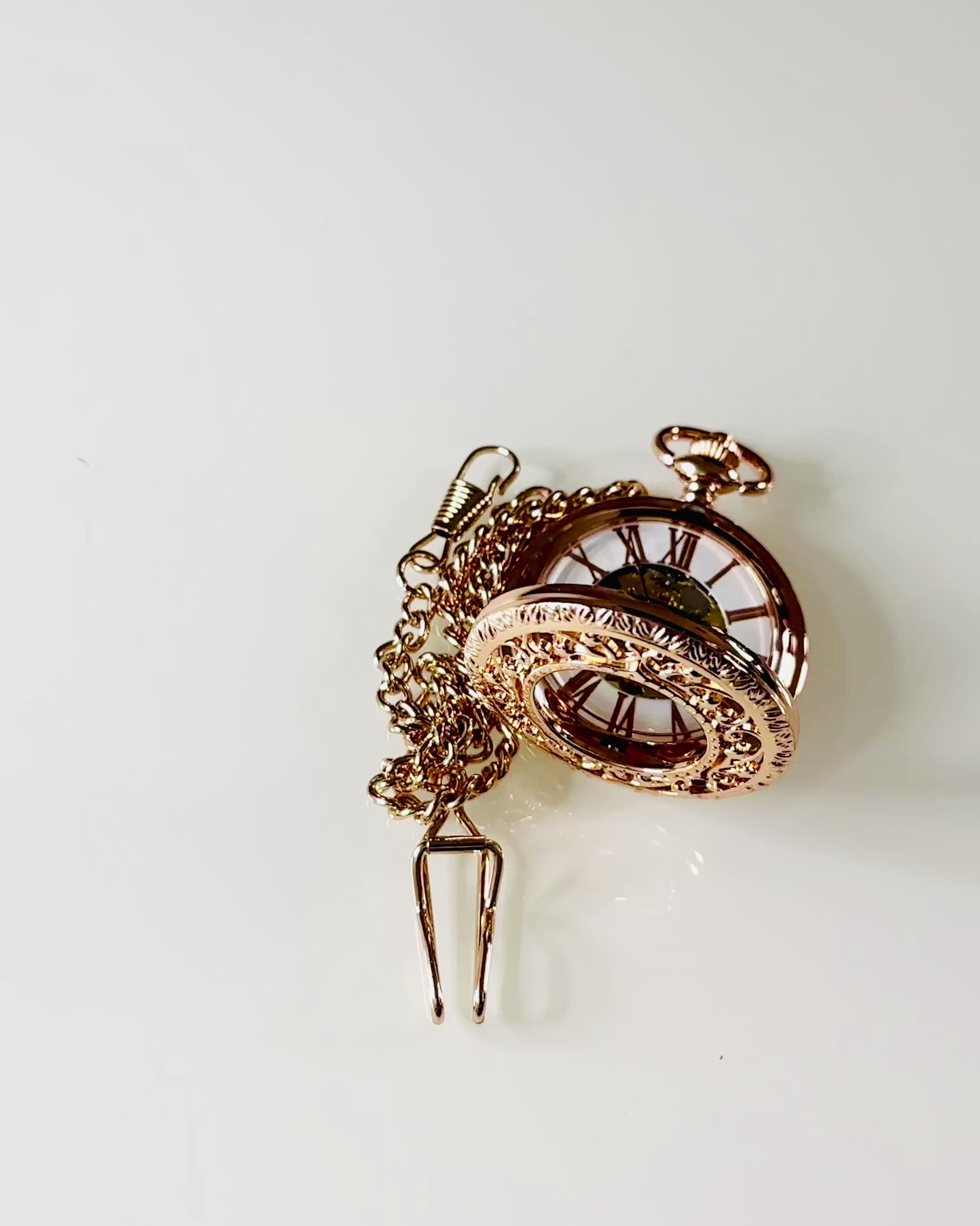 Reloj de bolsillo vintage con esfera transparente y mecanismo esqueleto