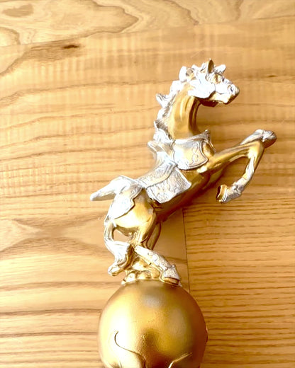 Estatuilla Elegante "Caballo de Oro" - con posibilidad de grabado para regalo