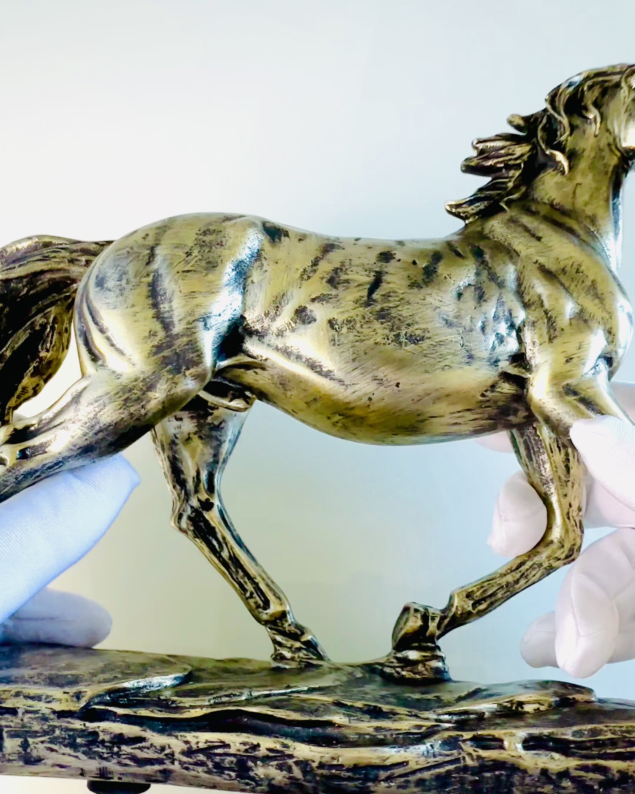 Estatuilla de Caballo en Galopando de Resina con Opción de Grabado