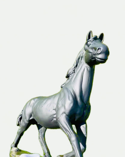 "Czarny Galop" - Figura Elegante de Caballo con Opción de Grabado