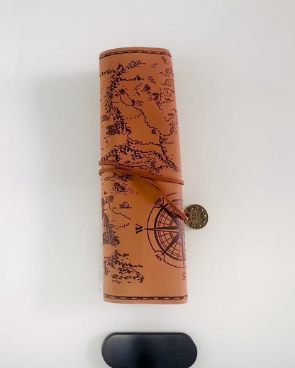 Retro Marrón Claro - Mate, Estuche de Cuero Estilo Viajero con Mapa del Mundo – Práctico y Espacioso. Personalización con grabado.