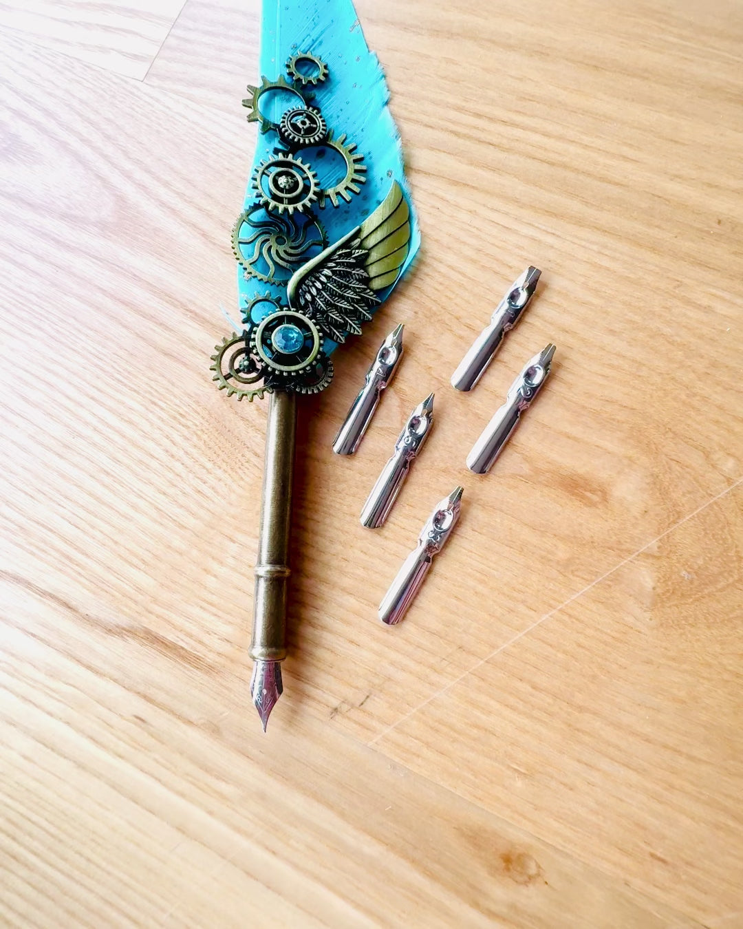 Pluma Caligráfica "Elegancia Steampunk" con Pluma de Pavo - Hecho a Mano 5 variantes para elegir, personalización con grabado para regalo