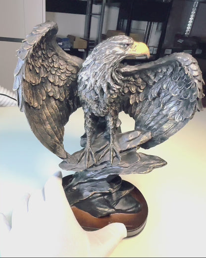 Estatuilla Decorativa "Águila Voladora" – Símbolo Majestuoso de Fuerza y Libertad